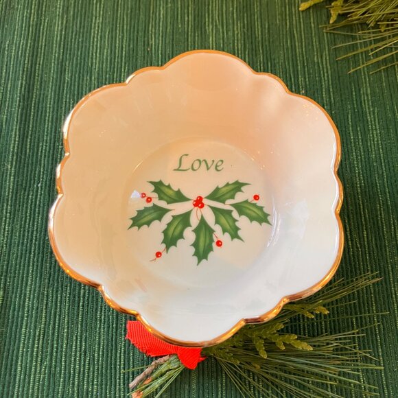 Lenox Holiday Bowl 'Love' Berries and Holly - Retired Pattern 1992 - Picture 7 of 7